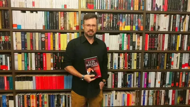 O jornalista espanhol Javier León Herrera mostra seu livro sobre o cantor Luis Miguel