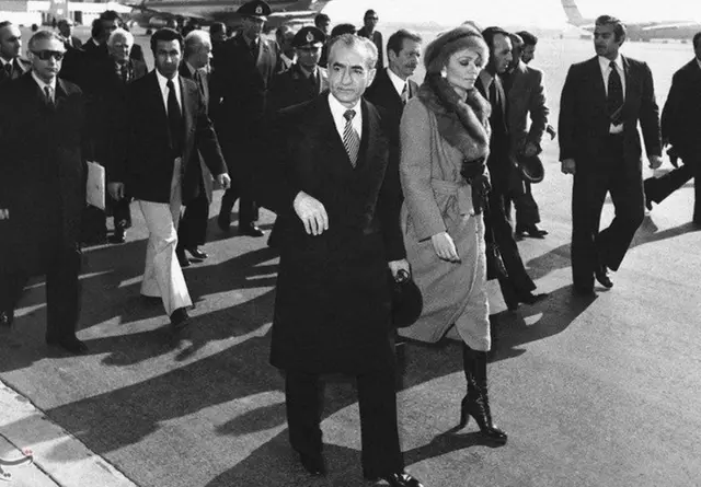 Шах и супруга покидают Иран