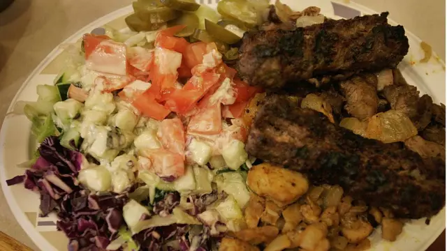 গরুর মাংস ঝলসে খেলে এর চর্বির অধিকাংশ পুড়ে যায়।