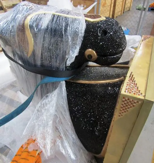 Estatua de caballo cubierto de diamantes