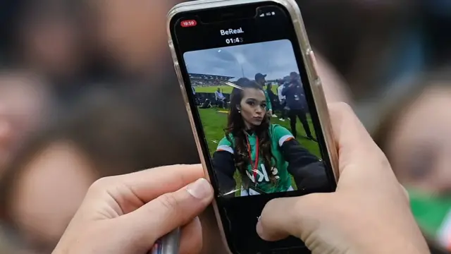Une fille pose pour BeReal