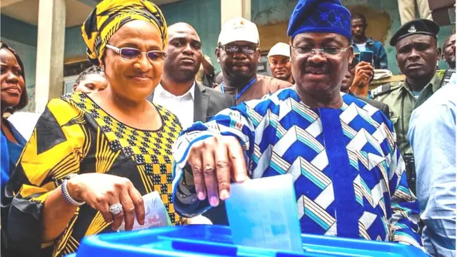 Abiola Ajimobi ati aya rẹ, Florence n dibo