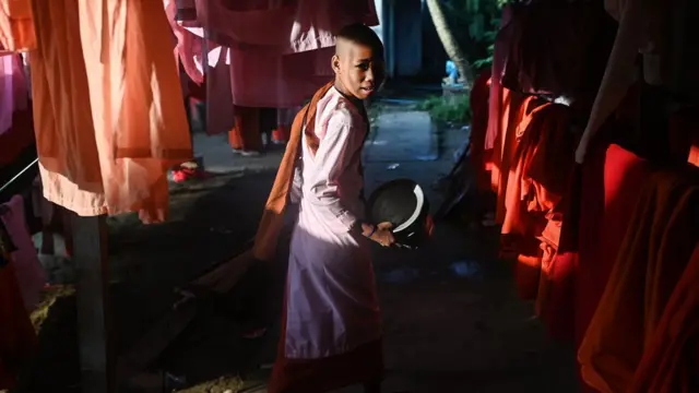 "ไม่มีใครบังคับให้พวกเธออยู่"