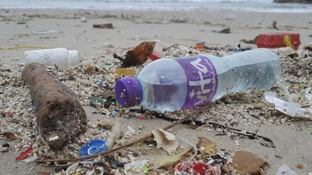 香港石澳大浪湾海滩被海浪冲上岸的各式塑胶垃圾（资料图片）