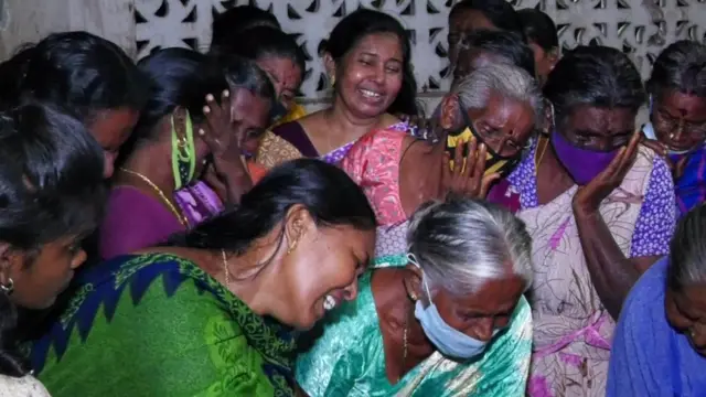 அழும் குடும்பம்.