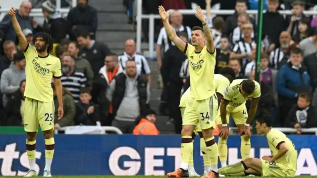 Arsenal players dey call di medical team as Tomiyasu show sign of hamstring injury