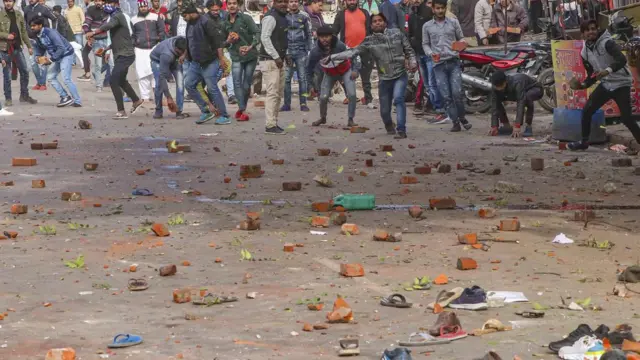 जगह गुजरात, जहां पुलिसवालों पर जमकर पथराव हुआ