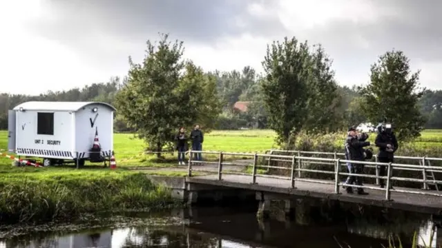 Iyi nzu yo mu rwuri, igice kimwe gikingirijwe n'ibiti, umuntu ayigeraho yambutse iteme riri hejuru y'umuhora w'amazi