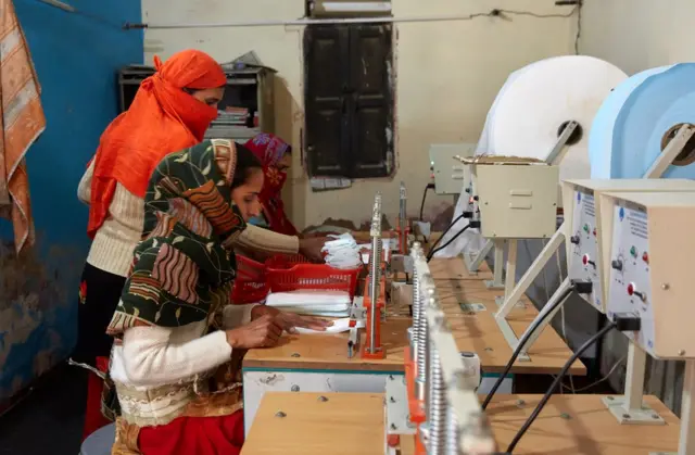 శానిటరీ ప్యాడ్స్ చేస్తున్న మహిళలు