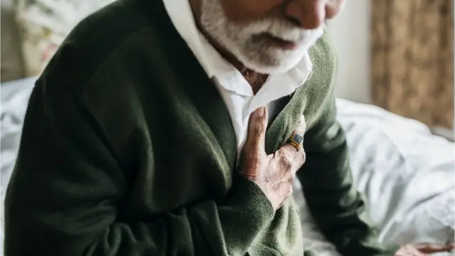 رجل يعاني من الوحدة يشكوا من آلام في الصدر