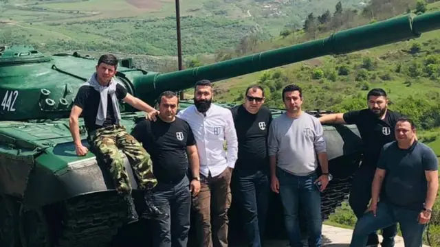 "Adekvad" qrupu üzvlərinin döyüş tankı fonunda şəkli, Facebook səhifəsindən