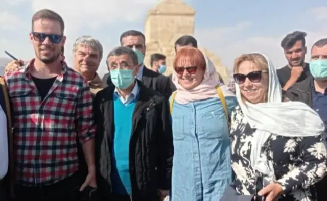 محمود احمدی نژاد با توریست‌های خارجی در پاسارگاد