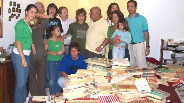 Libros recuperados encima de una cama.