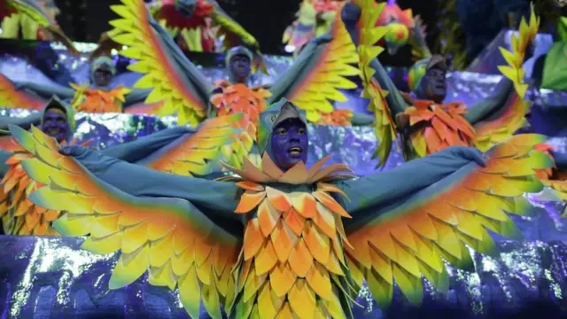 ब्राजील के रियो डी जेनेरियो शहर अपने सांबा कार्निवल के लिए अधिक जाना जाता है. इस कार्निवल में रंगबिरंगे और अजीबो-गरीब परिधानों में सजे लोग दुनियाभर के लिए आकर्षण का केंद्र रहते हैं.