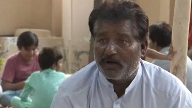 धारूमल हे लोकांना इफ्तार सोडण्यासाठी मदत करतात.