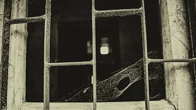 একজন বন্দির জন্য কনডেমড সেলের আয়তন সাধারণত ১০ ফিট বাই ৬ ফিট হয়ে থাকে