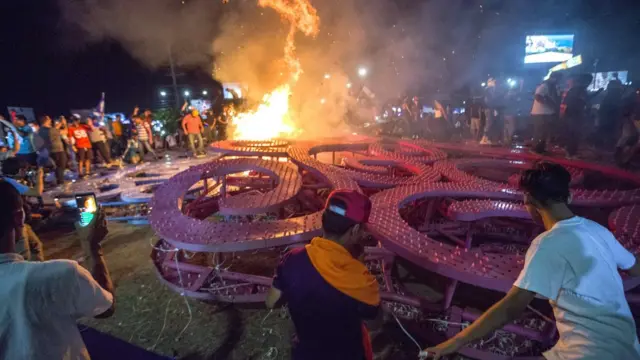 Manifestantes queman un árbol de la vida en Managua