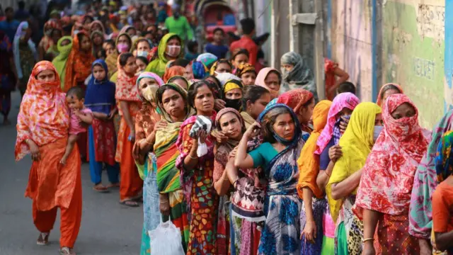 ঢাকায় করোনাভাইরাসের ত্রাণসামগ্রী নিতে ভিড়।