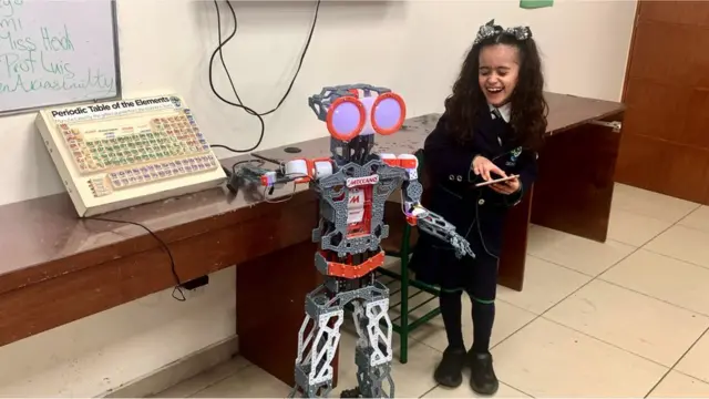 Mikella Gamborino con un robot