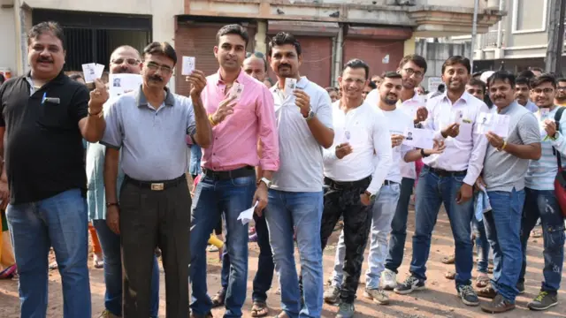 સુરતમાં મતદાન કરવા લાઇનમાં ઊભેલા મતદારો