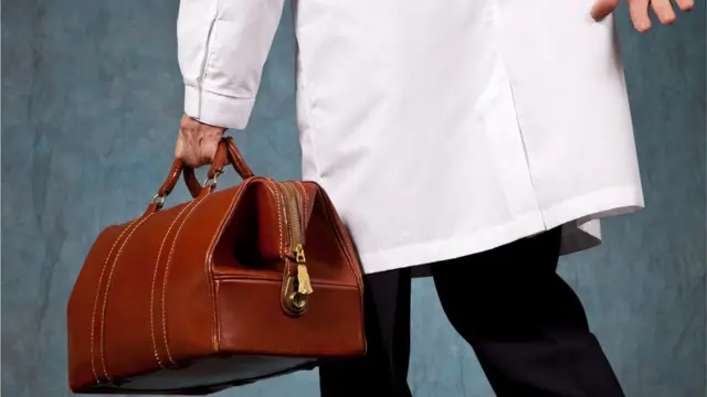 Doctor con maletín
