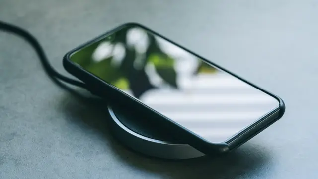 Un móvil cargado por inducción