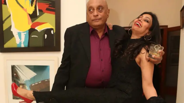 अपने घर की पार्टी में भाईचंद पटेल