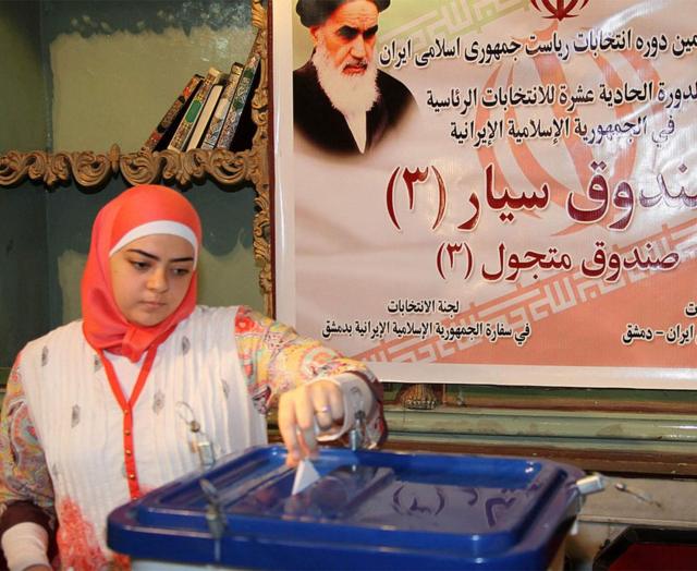 Mujer vota en las presidenciales iraníes de 2013.