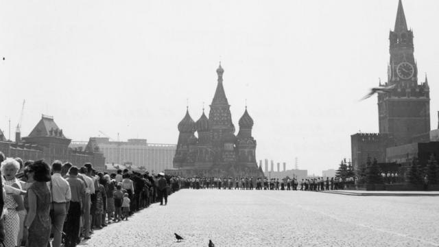 莫斯科红场上排队等候瞻仰列宁灵柩的人潮（约1950年代）