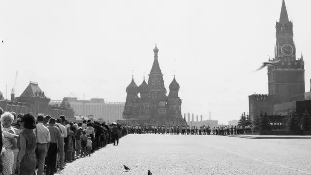 莫斯科红场上排队等候瞻仰列宁灵柩的人潮（约1950年代）