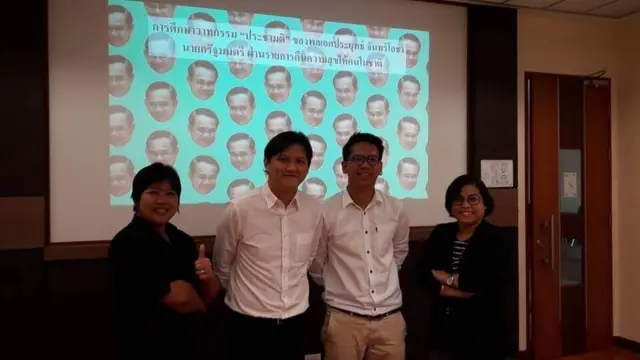 เอกจิต สว่างอารมย์ (คนที่ 2 จากขวามือ) และ ผศ.ดร.อัศวิน เนตรโพธิแก้ว (คนที่ 3 จากขวามือ) พร้อมกรรมการสอบวิทยานิพนธ์หัวข้อ "วาทกรรมประชามติของ พล.อ.ประยุทธ์ ผ่านรายการคืนความสุขให้คนในชาติ"