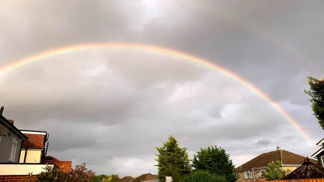 Лондон осмонида қўшалоқ камалак