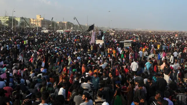 மெரினாவில் நீக்கமற நிறைந்த போலீஸ்