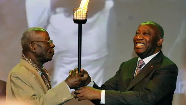 L'écrivain Bernard Dadié et l'ancien président ivoirien Laurent Gbagbo en 2010