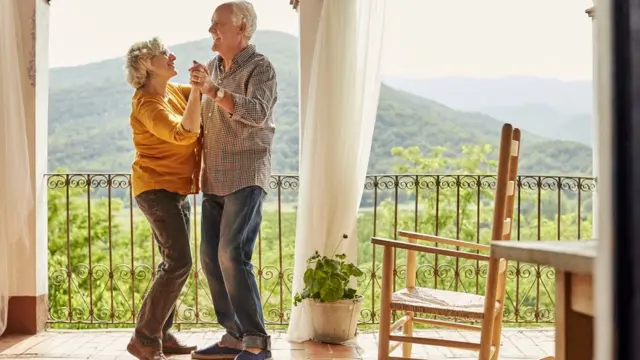 डांस करता एक वृद्ध जोड़ा