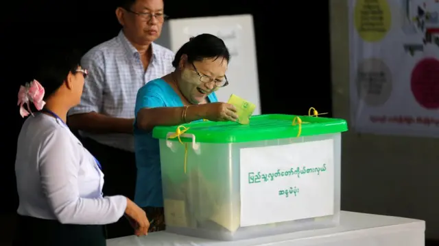 ကြားဖြတ်ရွေးကောက်ပွဲမဲပေးစဉ်