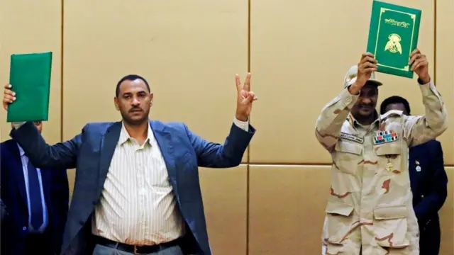 المجلس العسكري الانتقالي وقوى الحرية والتغيير يوقعان الوثيقة الدستورية النهائية لاتفاق تقاسم السلطة في السودان.
