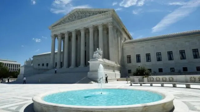 دیوان عالی قرار است روز ۱۰ اکتبر، ۱۸ مهر ماه، به این پرونده بپردازد که آیا رئیس‌جمهوری آمریکا اجازه دارد چنین فرمانی صادر کند.