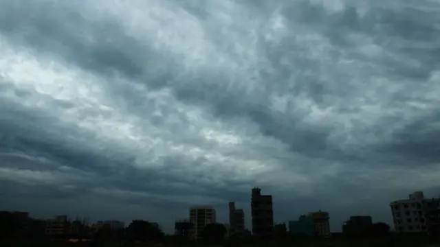 વાવાઝોડા પહેલાં આકાશ