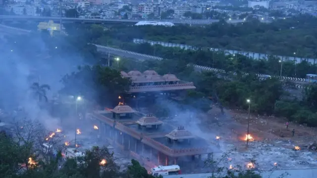 విశాఖపట్నం జ్ఞానాపురం శ్మశాన వాటికలో సిబ్బంది 24 గంటలూ పనిచేస్తున్నారు.