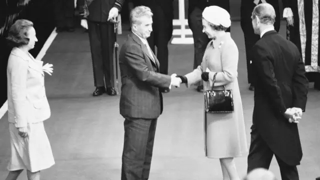 निकोलस चाचेस्कू और उनकी पत्नी एलिना का विक्टोरिया स्टेशन पर स्वागत करतीं ब्रिटेन की महारानी एलिज़ाबेथ