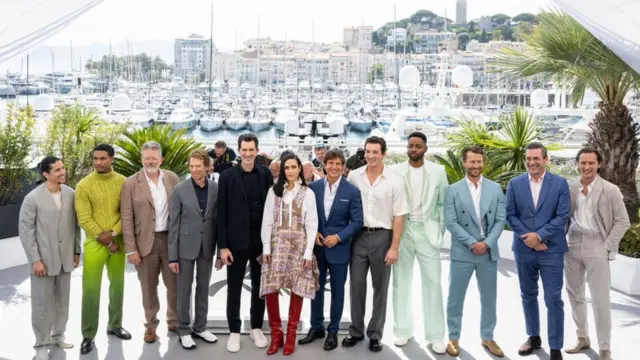 داني راميريز، وغريغ ترزان ديفيس، وكريستوفر ماكوري، وجيري بروكهايمر، وجوزيف كوزينسكي، وجينيفر كونيلي، وتوم كروز، ومايلز تيلر، وجاي إليس، وغلين باول، وجون هام، ولويس بولمان. في جلسة التصوير لفيلم "توب غان: مافريك" خلال مهرجان كان السينمائي السنوي الـ 75 في 18 مايو/أيار 2022