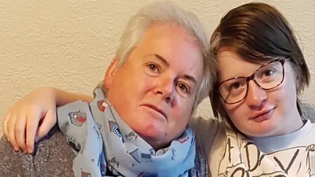 시오반 페어클로는 자폐증을 가진 자신의 딸이 사람이 북적이는 곳을 걷는 걸 어려워한다고 말한다