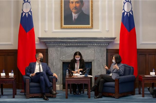 台灣總統蔡英文11月4日在台北與歐洲議會代表團舉行了會面（圖為蔡英文與率領代表團的歐洲議會議員格魯克斯曼在交談）。