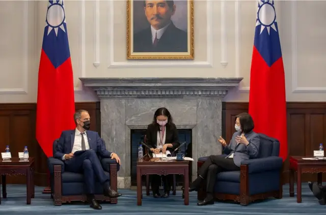 台灣總統蔡英文11月4日在台北與歐洲議會代表團舉行了會面(圖為蔡英文與率領代表團的歐洲議會議員格魯克斯曼在交談)。