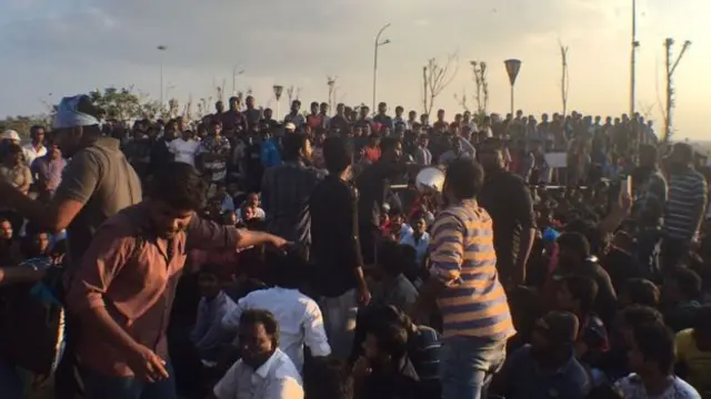 சென்னை மெரினா கடற்கரையில் நடந்த ஜல்லிக்கட்டு போராட்டம்