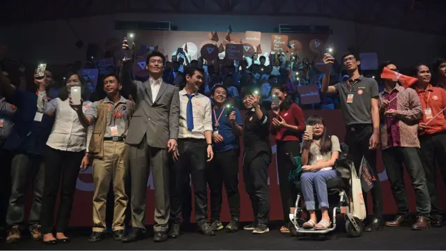 นายธนาธร จึงรุ่งเรืองกิจ ว่าที่หัวหน้าพรรคอนาคตใหม่