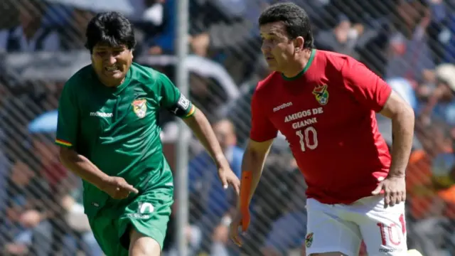 Evo Morales sigue de cerca al exjugador y actual director técnico de la selección de Bolivia, Julio César Baldivieso, en un amistoso jugado en marzo.