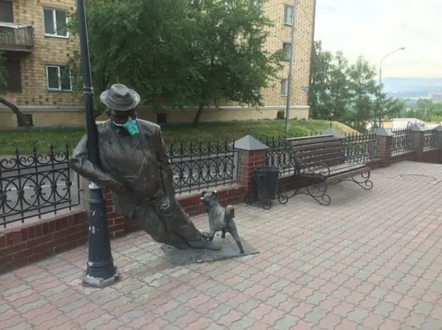 Памятники в респираторах