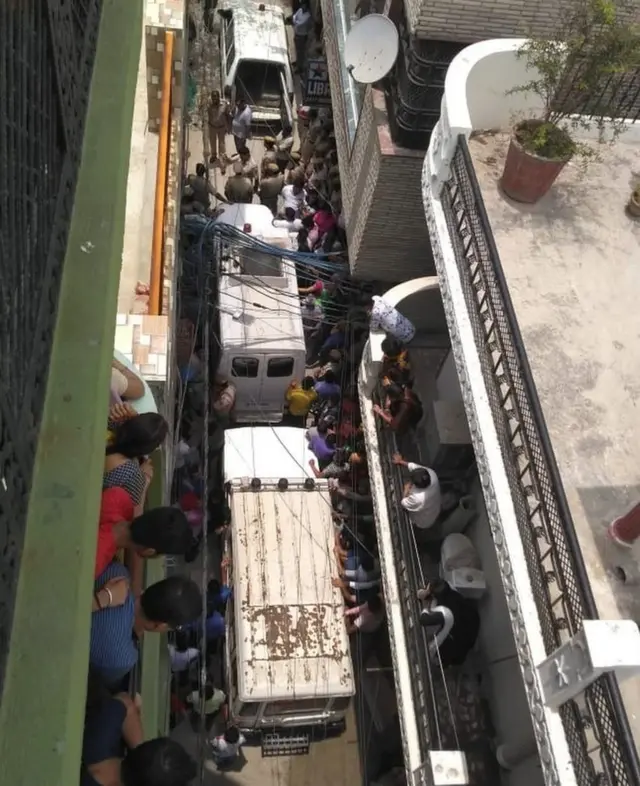 મૃતદેહોને પોસ્ટમૉર્ટમ માટે લઈ જવા ઊભેલા વાહનો